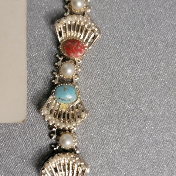 Absolutely stunning Vintage Bracelet with Clip on earrings - Picture 8 of 9
